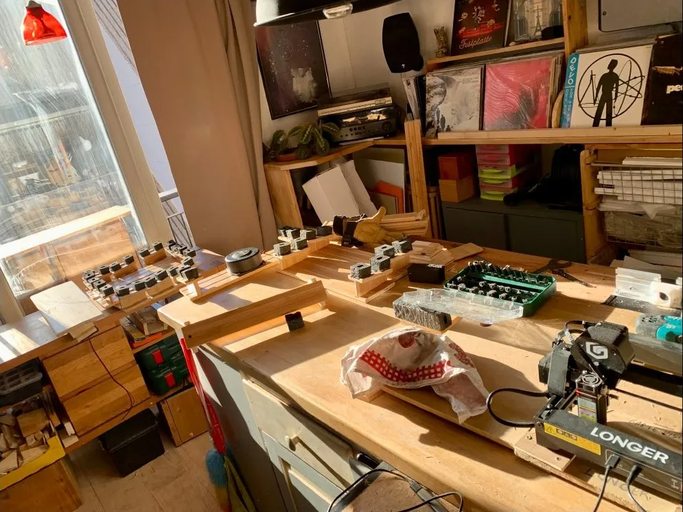 Composants électroniques en cours de montage sur l'établi en bois