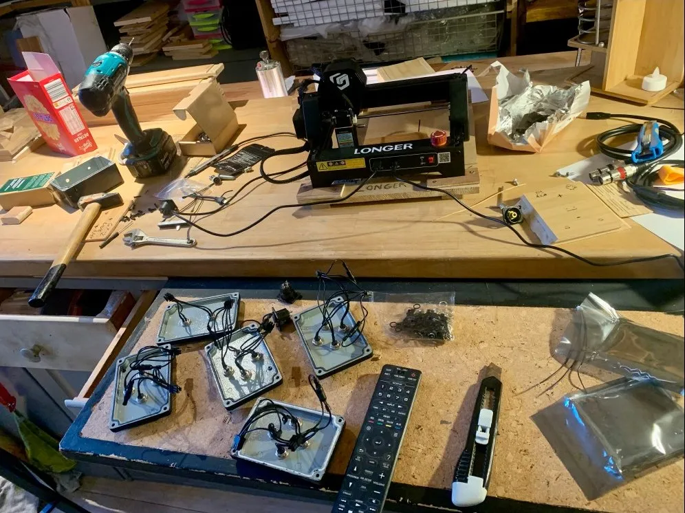Plan de travail de l'atelier — découpeuse laser, perceuse et bambou en cours d'usinage