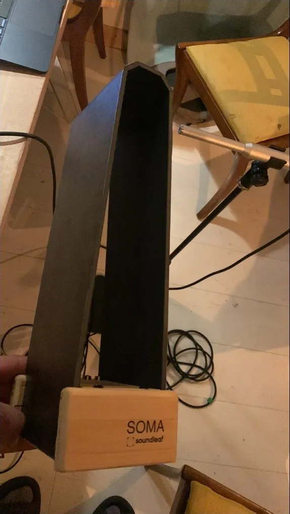 Objet sonore SOMA — boîtier bambou Sound-Leaf et prolongement vibrant