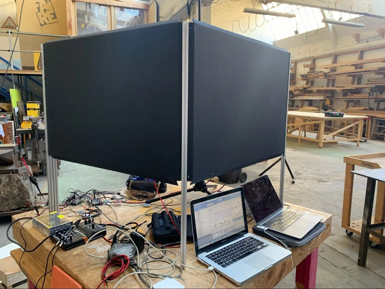 Prototype de panneau vibrant grand format, avec interface laptop pour les essais