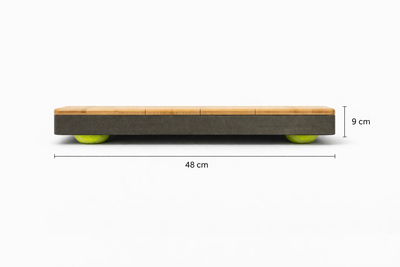 Betty — vue de profil, plateforme bambou 48 cm avec patins anti-vibrations verts