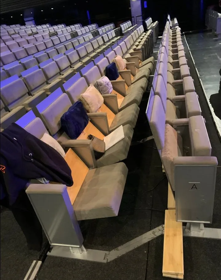 Salle de spectacle équipée d'une rangée de Milo posés sur les dossiers