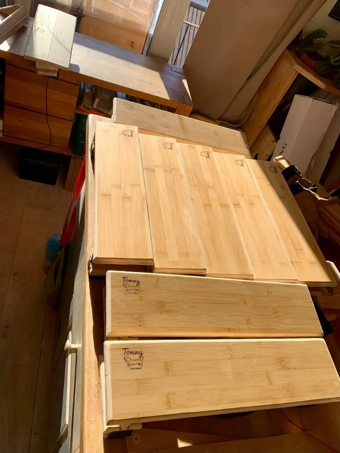 Plusieurs planches Tommy en bambou alignées dans l'atelier marseillais
