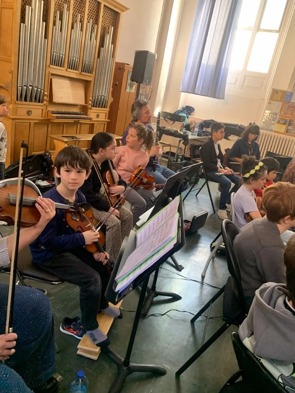 Section d'orchestre en répétition, planche Tommy au pied du pupitre